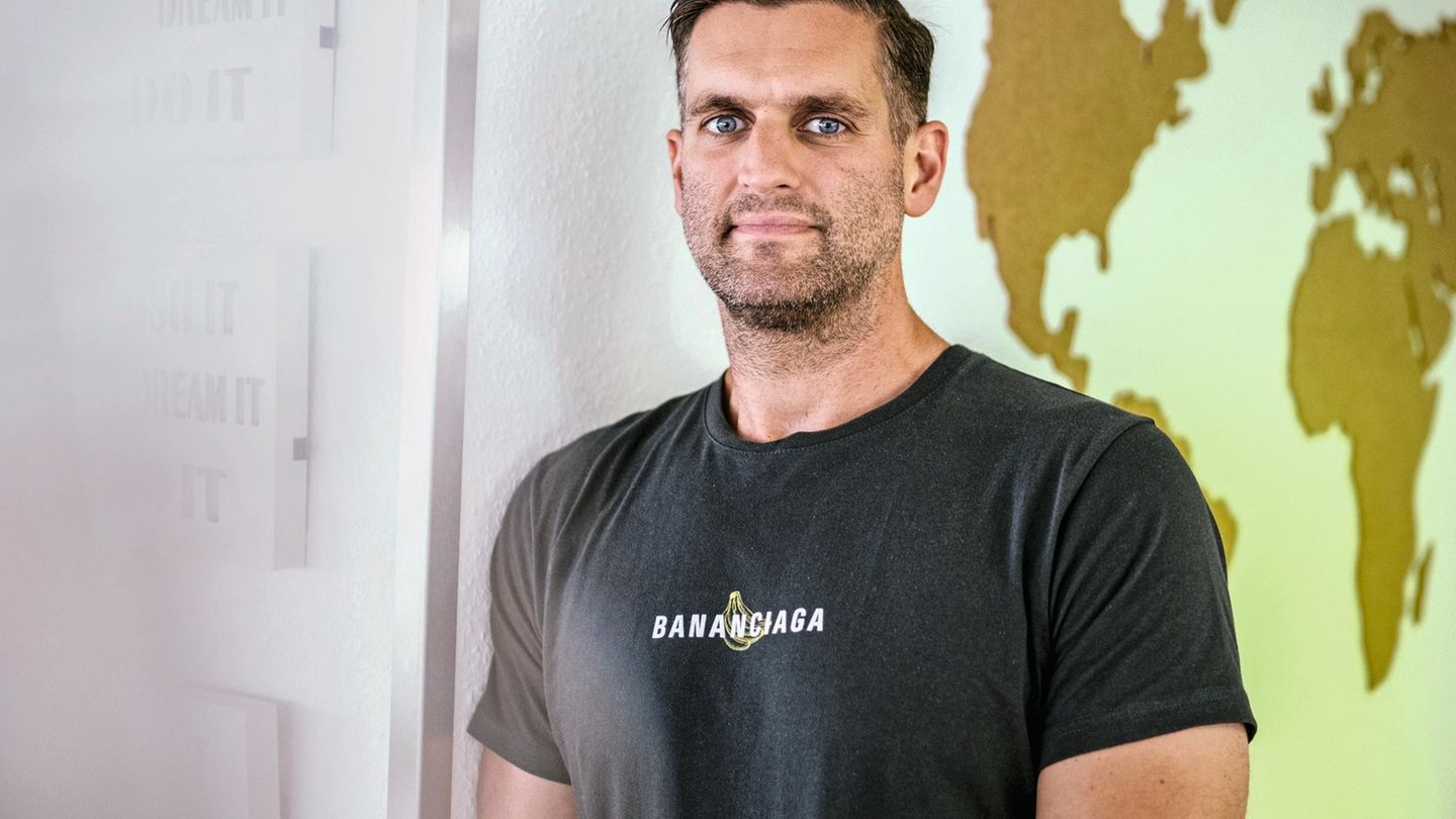 Nach der Bundestagswahl: Daniel Jung, 39, Youtube-Mathe-Unternehmer "Jamaika oder Ampel – das ist für mich gar nicht so sehr die Frage. Wichtig ist, dass wir jetzt mal loslegen und dass die Versprechen von der Digitalisierung, auch in der Bildung, endlich eingelöst werden! Wir müssen diesen Stillstand überwinden. Mein Appell: Bitte gründet jetzt nicht wieder neue Ausschüsse oder Forschungsgremien, sondern unterstützt die vielen Macherinnen und Macher, die wir bereits haben. Wir haben eine irre Energie in der Start-up-Szene. Nutzt diese Energie. Seid mutig, handelt schnell – und verhandelt nicht bis zum Frühjahr. Wir haben echt keine Zeit mehr zu verlieren. Und rechnet mit Fehlern. Denn die werden wir machen. Aber das ist besser, als gar nicht zu handeln, so wie bisher." Daniel Jung, 39, Youtube-Mathe-Unternehmer "Jamaika oder Ampel – das ist für mich gar nicht so sehr die Frage. Wichtig ist, dass wir jetzt mal loslegen und dass die Versprechen von der Digitalisierung, auch in der Bildung, endlich eingelöst werden! Wir müssen diesen Stillstand überwinden. Mein Appell: Bitte gründet jetzt nicht wieder neue Ausschüsse oder Forschungsgremien, sondern unterstützt die vielen Macherinnen und Macher, die wir bereits haben. Wir haben eine irre Energie in der Start-up-Szene. Nutzt diese Energie. Seid mutig, handelt schnell – und verhandelt nicht bis zum Frühjahr. Wir haben echt keine Zeit mehr zu verlieren. Und rechnet mit Fehlern. Denn die werden wir machen. Aber das ist besser, als gar nicht zu handeln, so wie bisher."