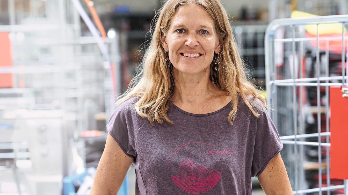 Nach der Bundestagswahl: Antje von Dewitz, 49, Chefin des Bergsport-Ausrüsters Vaude "Wir haben noch Zeit zu handeln, um die schlimmsten Auswirkungen des Klima-wandels einzudämmen, doch diese Zeit läuft ab. Gerade in einem Dreierbündnis mit heterogenen Perspektiven liegt die große Chance, das Wir-Gefühl zu stärken. Wenn alle drei Partner sich für sofortige Maßnahmen einsetzen, die zeigen, dass der Klimawandel oberste Priorität hat, kann das eine starke, vereinende Kraft für unsere Gesellschaft haben. Die Wirtschaft muss mitziehen. Wir brauchen endlich ein Steuer- und Anreizsystem, durch das sich nachhaltiges Wirtschaften lohnt." Antje von Dewitz, 49, Chefin des Bergsport-Ausrüsters Vaude "Wir haben noch Zeit zu handeln, um die schlimmsten Auswirkungen des Klima-wandels einzudämmen, doch diese Zeit läuft ab. Gerade in einem Dreierbündnis mit heterogenen Perspektiven liegt die große Chance, das Wir-Gefühl zu stärken. Wenn alle drei Partner sich für sofortige Maßnahmen einsetzen, die zeigen, dass der Klimawandel oberste Priorität hat, kann das eine starke, vereinende Kraft für unsere Gesellschaft haben. Die Wirtschaft muss mitziehen. Wir brauchen endlich ein Steuer- und Anreizsystem, durch das sich nachhaltiges Wirtschaften lohnt."