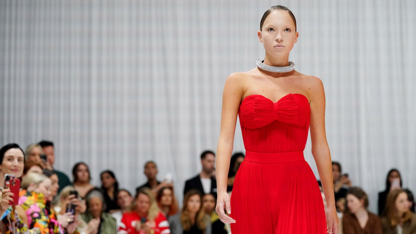 Kate Moss’ daughter: Lila Moss wears an insulin pump on the catwalk