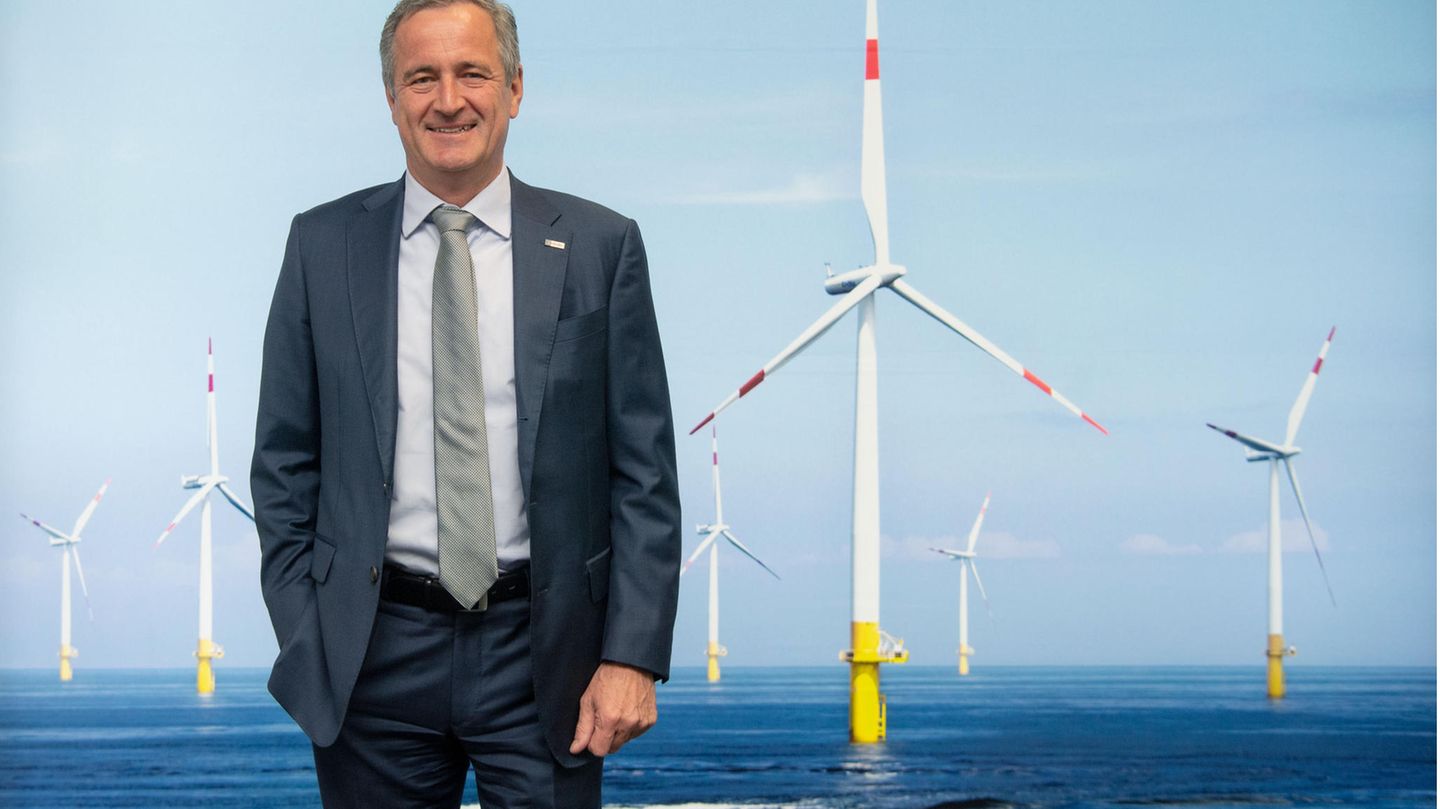 Nach der Bundestagswahl: Frank Mastiaux, 57, Vorstandschef des Energiekonzerns EnBW "Ich hoffe, dass sehr bald eine stabile Bundesregierung zustande kommt, die die so wichtige Rolle von Machen und Umsetzen mit Kraft annimmt und unserem Land einen echten Modernisierungsschub verleiht. Vorrangig heißt das, die Themen Klimaschutz, Digitalisierung und Innovation klug zu verknüpfen, damit unsere Wirtschaft im doppelten Sinne nachhaltig wachsen kann. Das heißt auch, die großen Investitionen nicht nur als Kosten, sondern auch als Umsatz- und Wachstumspotential für unser Land zu begreifen und alles dafür zu tun, dass Deutschland diese Zukunftsagenda nutzt - die Fähigkeiten dazu haben wir. Die neue Bundesregierung muss dafür unser Land entschlossen und intelligent entbürokratisieren, damit sich wichtige Infrastrukturprojekte nicht mehr wie bisher in gefühlten Endlosschleifen verlieren." Frank Mastiaux, 57, Vorstandschef des Energiekonzerns EnBW "Ich hoffe, dass sehr bald eine stabile Bundesregierung zustande kommt, die die so wichtige Rolle von Machen und Umsetzen mit Kraft annimmt und unserem Land einen echten Modernisierungsschub verleiht. Vorrangig heißt das, die Themen Klimaschutz, Digitalisierung und Innovation klug zu verknüpfen, damit unsere Wirtschaft im doppelten Sinne nachhaltig wachsen kann. Das heißt auch, die großen Investitionen nicht nur als Kosten, sondern auch als Umsatz- und Wachstumspotential für unser Land zu begreifen und alles dafür zu tun, dass Deutschland diese Zukunftsagenda nutzt - die Fähigkeiten dazu haben wir. Die neue Bundesregierung muss dafür unser Land entschlossen und intelligent entbürokratisieren, damit sich wichtige Infrastrukturprojekte nicht mehr wie bisher in gefühlten Endlosschleifen verlieren."