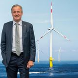 Frank Mastiaux, 57, Vorstandschef des Energiekonzerns EnBW  "Ich hoffe, dass sehr bald eine stabile Bundesregierung zustande kommt, die die so wichtige Rolle von Machen und Umsetzen mit Kraft annimmt und unserem Land einen echten Modernisierungsschub verleiht. Vorrangig heißt das, die Themen Klimaschutz, Digitalisierung und Innovation klug zu verknüpfen, damit unsere Wirtschaft im doppelten Sinne nachhaltig wachsen kann. Das heißt auch, die großen Investitionen nicht nur als Kosten, sondern auch als Umsatz- und Wachstumspotential für unser Land zu begreifen und alles dafür zu tun, dass Deutschland diese Zukunftsagenda nutzt - die Fähigkeiten dazu haben wir. Die neue Bundesregierung muss dafür unser Land entschlossen und intelligent entbürokratisieren, damit sich wichtige Infrastrukturprojekte nicht mehr wie bisher in gefühlten Endlosschleifen verlieren."