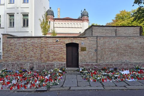 Blumen und Kerzen stehen neben der Tür zur Synagoge, vier Tage nach dem rechtsextremistischen Anschlag auf die Gemeinde.