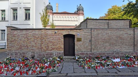 Blumen und Kerzen stehen neben der Tür zur Synagoge, vier Tage nach dem rechtsextremistischen Anschlag auf die Gemeinde.