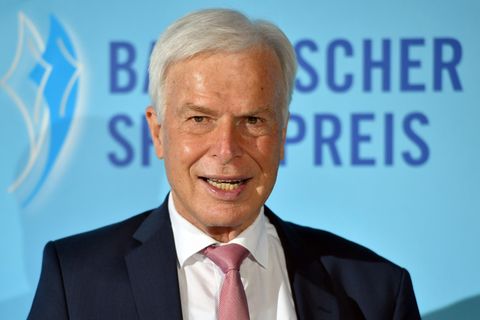 Journalist und Herausgeber Rainer Holzschuh schaut in die Kamera