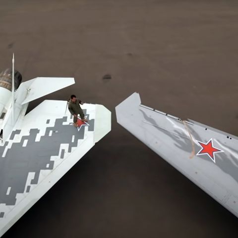 Das Video des Militärsenders zeigt die Drohne (rechts) neben der SU 57.