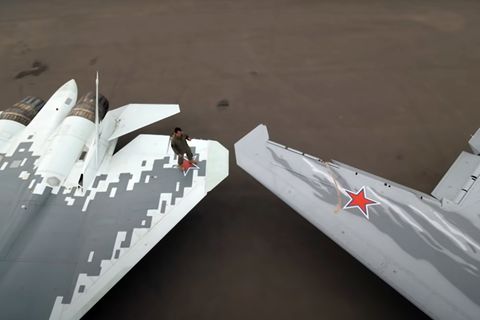 Das Video des Militärsenders zeigt die Drohne (rechts) neben der SU 57.