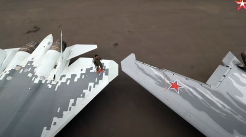 Das Video des Militärsenders zeigt die Drohne (rechts) neben der SU 57.