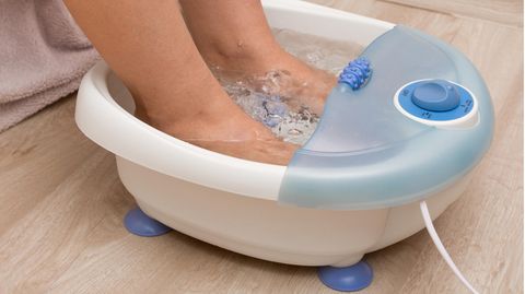 Eine Frau nimmt ein Fußsprudelbad