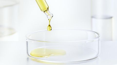 Öle enthalten meist eine Konzentration von 5 bis 20 Prozent Cannabidiol. Sonstige Bestandteile: Capric Triglyceride, Tocopherylacetat (Derivat von Vitamin E)
