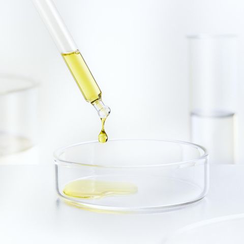 Öle enthalten meist eine Konzentration von 5 bis 20 Prozent Cannabidiol. Sonstige Bestandteile: Capric Triglyceride, Tocopherylacetat (Derivat von Vitamin E)