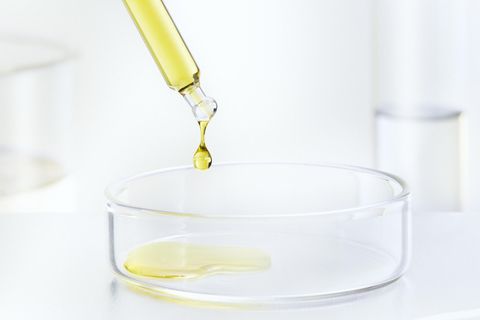 Öle enthalten meist eine Konzentration von 5 bis 20 Prozent Cannabidiol. Sonstige Bestandteile: Capric Triglyceride, Tocopherylacetat (Derivat von Vitamin E)
