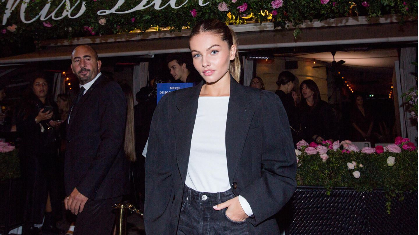 Wenige Tage zuvor konnte sie es entspannter angehen lassen. Hier posiert sie auf einem Event von Miss Dior zur Paris Fashion Week.
