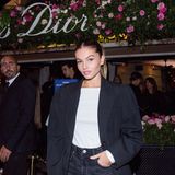 Wenige Tage zuvor konnte sie es entspannter angehen lassen. Hier posiert sie auf einem Event von Miss Dior zur Paris Fashion Week.
