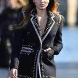 2018 trug sie auf der Fashion Week in Paris ein Kostüm mit auffällligen Details.