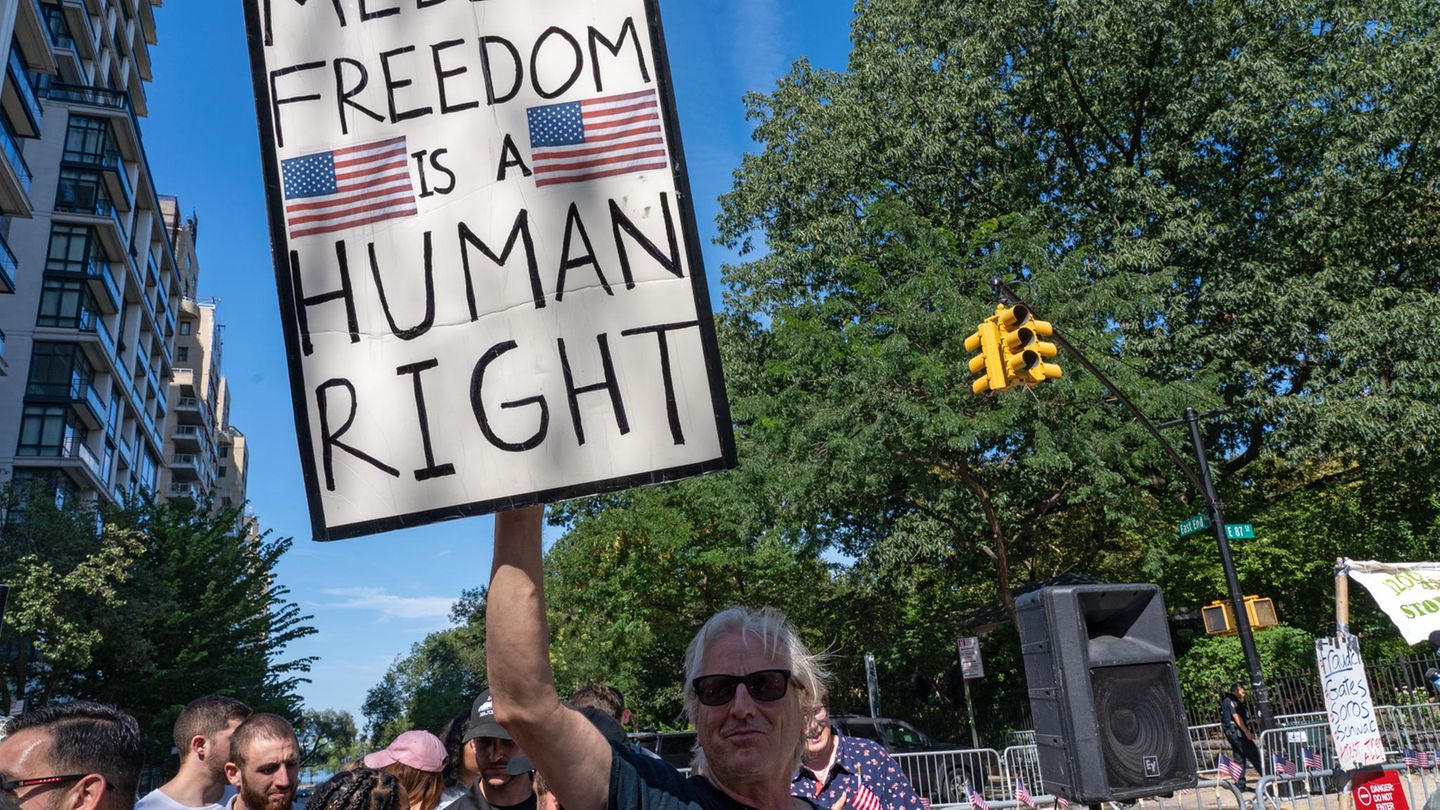Ein Mann hält in New York ein Schild mit der Aufschrift "Medizinische Freiheit ist ein Menschenrecht"