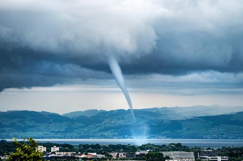 Eine Wasserhose fegt vor Friedrichshafen über den Bodensee
