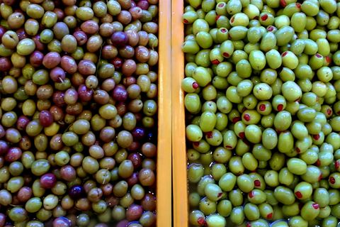 Oliven sind ein leckerer Snack – doch künstlich gefärbte können ungesund sein