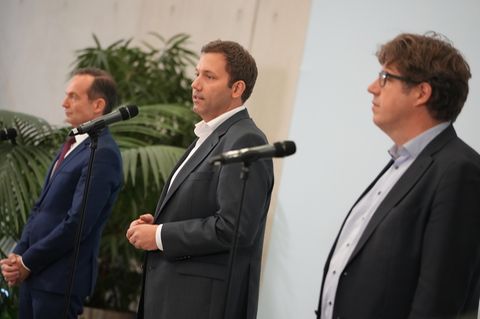 v.r.n.l.: Michael Kellner (Grüne), Lars Klingbeil (SPD) und Volker Wissing (FDP)