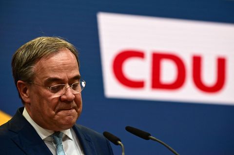 Armin Laschet presst die Lippen zusammen mit gesenktem Blick