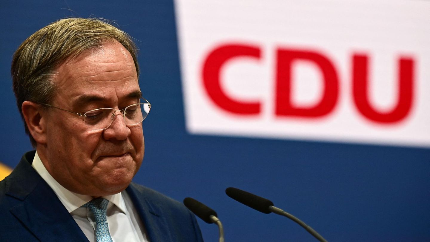 Armin Laschet presst die Lippen zusammen mit gesenktem Blick
