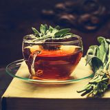 Hausmittel gegen Halsschmerzen: Salbeitee