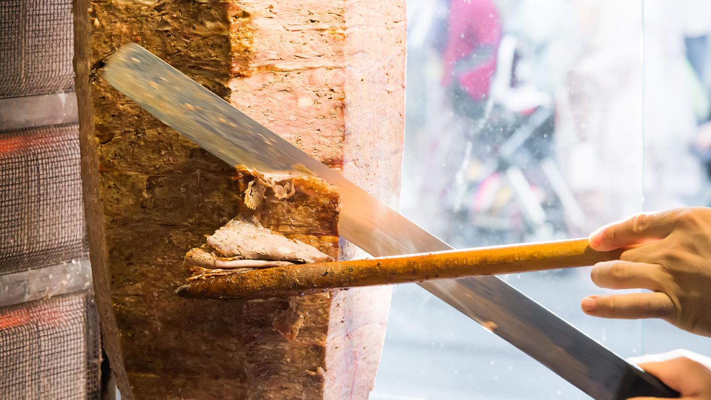 Das Problem: Spieße mit mehr als 60 Prozent Hackmischung dürfen weiterhin produziert und verkauft werden. Nur als Döner darf das Produkt nicht mehr bezeichnet werden. Doch wer soll das kontrollieren? Für Kunden ist der Unterschied kaum zu merken.