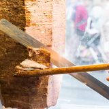 Das Problem: Spieße mit mehr als 60 Prozent Hackmischung dürfen weiterhin produziert und verkauft werden. Nur als Döner darf das Produkt nicht mehr bezeichnet werden. Doch wer soll das kontrollieren? Für Kunden ist der Unterschied kaum zu merken.