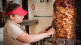 Doch inzwischen kommt bei den meisten Herstellern nicht nur echtes Fleisch, sondern sogenanntes Brät zum Einsatz. Dahinter verbirgt sich ein Gemisch aus Hack, Fett, Wasser und Gewürzen. Der Gesetzgeber hat den Einsatz dieses Fleischersatzes reglementiert, höchstens 60 Prozent Hackmischung dürfen im Spieß stecken, wenn der sich noch Döner nennen will. 