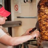 Doch inzwischen kommt bei den meisten Herstellern nicht nur echtes Fleisch, sondern sogenanntes Brät zum Einsatz. Dahinter verbirgt sich ein Gemisch aus Hack, Fett, Wasser und Gewürzen. Der Gesetzgeber hat den Einsatz dieses Fleischersatzes reglementiert, höchstens 60 Prozent Hackmischung dürfen im Spieß stecken, wenn der sich noch Döner nennen will. 