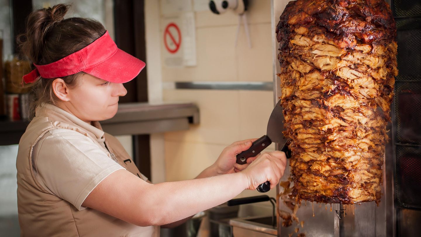 Doch inzwischen kommt bei den meisten Herstellern nicht nur echtes Fleisch, sondern sogenanntes Brät zum Einsatz. Dahinter verbirgt sich ein Gemisch aus Hack, Fett, Wasser und Gewürzen. Der Gesetzgeber hat den Einsatz dieses Fleischersatzes reglementiert, höchstens 60 Prozent Hackmischung dürfen im Spieß stecken, wenn der sich noch Döner nennen will. 