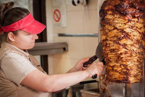 Doch inzwischen kommt bei den meisten Herstellern nicht nur echtes Fleisch, sondern sogenanntes Brät zum Einsatz. Dahinter verbirgt sich ein Gemisch aus Hack, Fett, Wasser und Gewürzen. Der Gesetzgeber hat den Einsatz dieses Fleischersatzes reglementiert, höchstens 60 Prozent Hackmischung dürfen im Spieß stecken, wenn der sich noch Döner nennen will. 