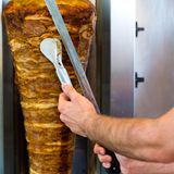 Sebastian Lege macht den Test und kauft in Düsseldorf einige Test-Döner. Und entdeckt bei einem keine Spur von Scheibenfleisch, dafür habe verdächtig helle Stellen. "Das sieht ein bisschen aus wie eine Frikadelle", so Lege. Die weißen Pünktchen sind kein Fett, sondern Paniermehl. Das Ergebnis des Testes: Von 10 gekauften Dönern hätten insgesamt sechs so nicht verkauft werden dürfen. 