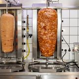 Das "ZDF" fragt bei der Lebensmittelaufsicht nach. Da kennt man das Problem. "Ein richtiger Döner Kebap ist eben teurer als Bulette am Spieß", sagt Dr. Lutz Zengerling, Leiter der Lebensmittelbehörde in Berlin Pankow. Einige Dönerbuden-Betreiber würden die billigere Variante kaufen und das nicht ordentlich an der Angebotstafel deklarieren. "Das ist kein Kavaliersdelikt. Da ist man dann vorbestraft." 