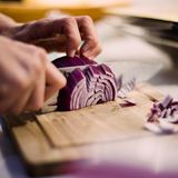 Hausmittel gegen Ohrenschmerzen: Zwiebelsäckchen