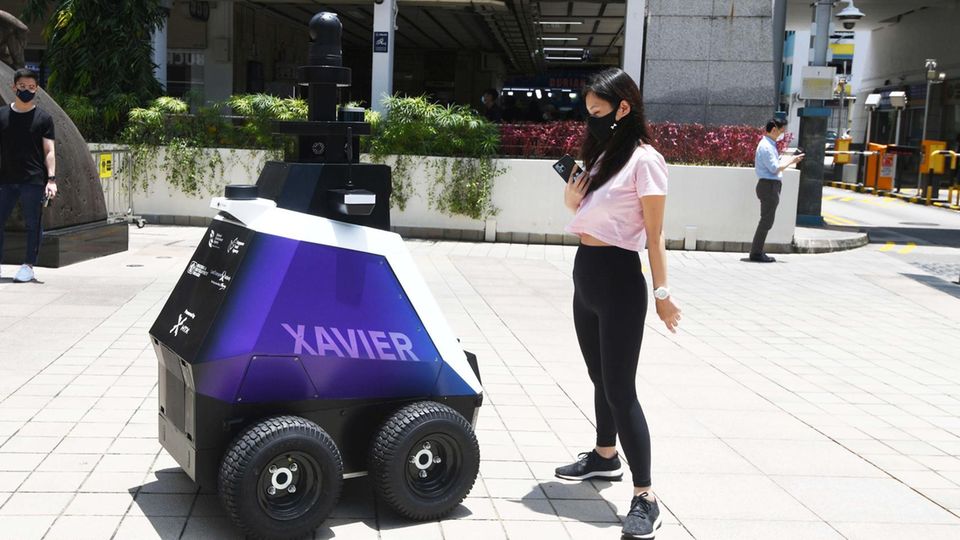 Singapur: Polizei-Roboter ermahnt asoziales Verhalten und jagt E-Scooter-Fahrer