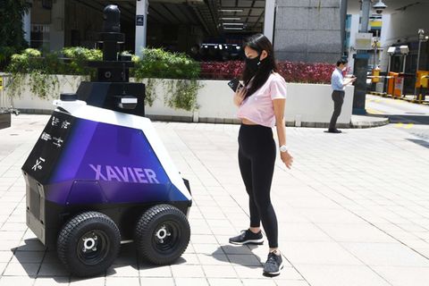 Singapur: Polizei-Roboter ermahnt asoziales Verhalten und jagt E-Scooter-Fahrer