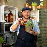 Sebastian Lege macht den Test und mischt aus wenig Hack, Stärke, Paniermehl, Wasser, Phosphat, allerlei Gewürzen und Eis einen Fleischbrei zusammen. Dieses wickelt er mit aller Gewalt um einen Spieß, friert ihn schnell ein, damit die labberige Masse nicht wieder absackt und grillt das Ganze am Spieß. Das Ergebnis: "Riecht wie Döner, schmeckt wie Döner, ist aber gar kein Döner", so Lege. 