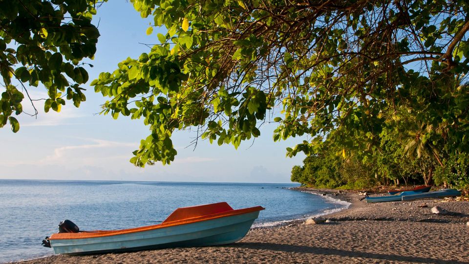 Ein kleines Motorboot liegt am Strand einer Salomonen-Insel