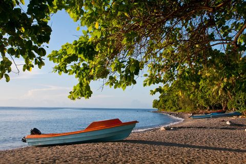 Ein kleines Motorboot liegt am Strand einer Salomonen-Insel