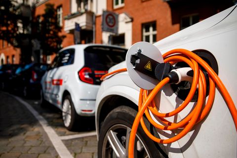 Die Zahl der E-Autos auf deutschen Straßen steigt rasant an (Symbolfoto)