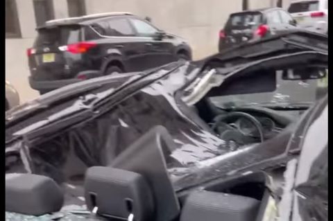 Ein zerstörtes Auto in Jersey City
