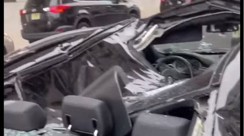 Ein zerstörtes Auto in Jersey City