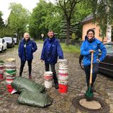 Naturschutz in der Großstadt  Jedes Jahr wird für die Amphibien in Berlin-Mahlsdorf ein Zaun aufgestellt oder besser gesagt eine Leitplanke mit Shuttle-Service. Kröte, Lurch und Co. hüpfen und krabbeln am Zaun entlang und fallen am Ende in einen Eimer. Diese Eimer werden im stündlichen Rhythmus über die Straße getragen. So kommen die Amphibien auf ihren Wanderungen unbeschadet zum Laichgewässer über die Straße. Praktischer Nebeneffekt: Wenn das Getier im Eimer ist, kann man es doch auch gleich statistisch erfassen. Amphibien leiden am meisten unter dem Klimawandel, ihr Bestand nimmt immer weiter ab.   Zur Ehrenamts-Homepage des NABU