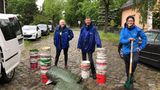 Naturschutz in der Großstadt  Jedes Jahr wird für die Amphibien in Berlin-Mahlsdorf ein Zaun aufgestellt oder besser gesagt eine Leitplanke mit Shuttle-Service. Kröte, Lurch und Co. hüpfen und krabbeln am Zaun entlang und fallen am Ende in einen Eimer. Diese Eimer werden im stündlichen Rhythmus über die Straße getragen. So kommen die Amphibien auf ihren Wanderungen unbeschadet zum Laichgewässer über die Straße. Praktischer Nebeneffekt: Wenn das Getier im Eimer ist, kann man es doch auch gleich statistisch erfassen. Amphibien leiden am meisten unter dem Klimawandel, ihr Bestand nimmt immer weiter ab.   Zur Ehrenamts-Homepage des NABU