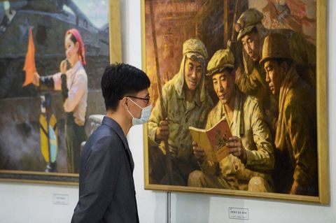 Führerkult in Nordkorea: Bizarre Kunstausstellung in Pjöngjang eröffnet – Motivwahl fällt "etwas" monothematisch aus