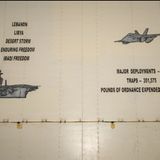 Die Tafel erinnert an die Einsätze des Trägers.