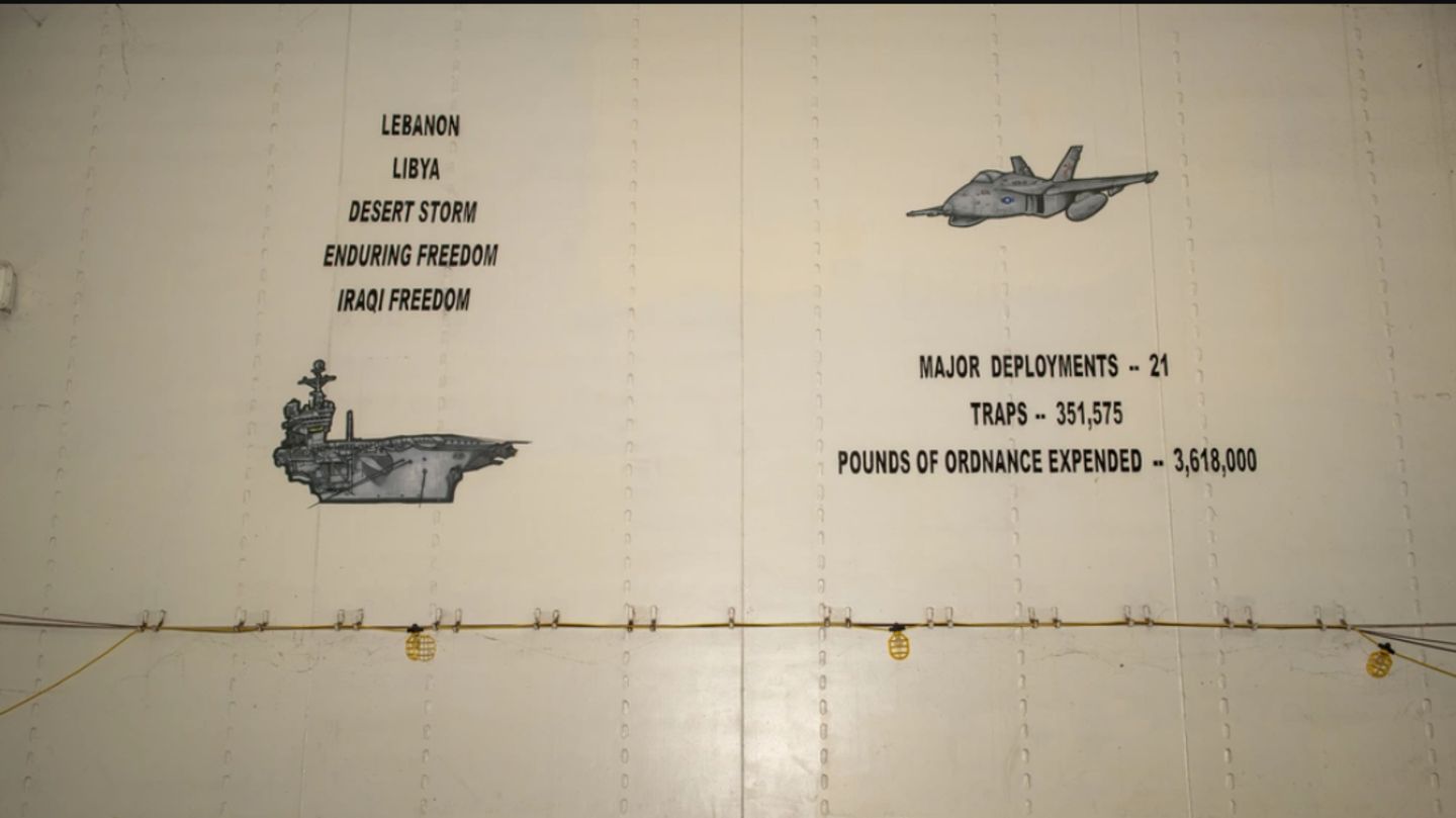 US-Navy: Die Tafel erinnert an die Einsätze des Trägers. Die Tafel erinnert an die Einsätze des Trägers.
