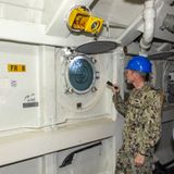 Die Schotten vor den Fenstern der Brücke sind verriegelt.