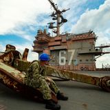 Der riesige Anker liegt auf dem Flugdeck.