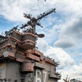 Die Navy hatte große Schwierigkeiten den Träger schwimmfähig zu halten, es gab Auseinandersetzungen wegen der Gefahren für die Gewässer. 